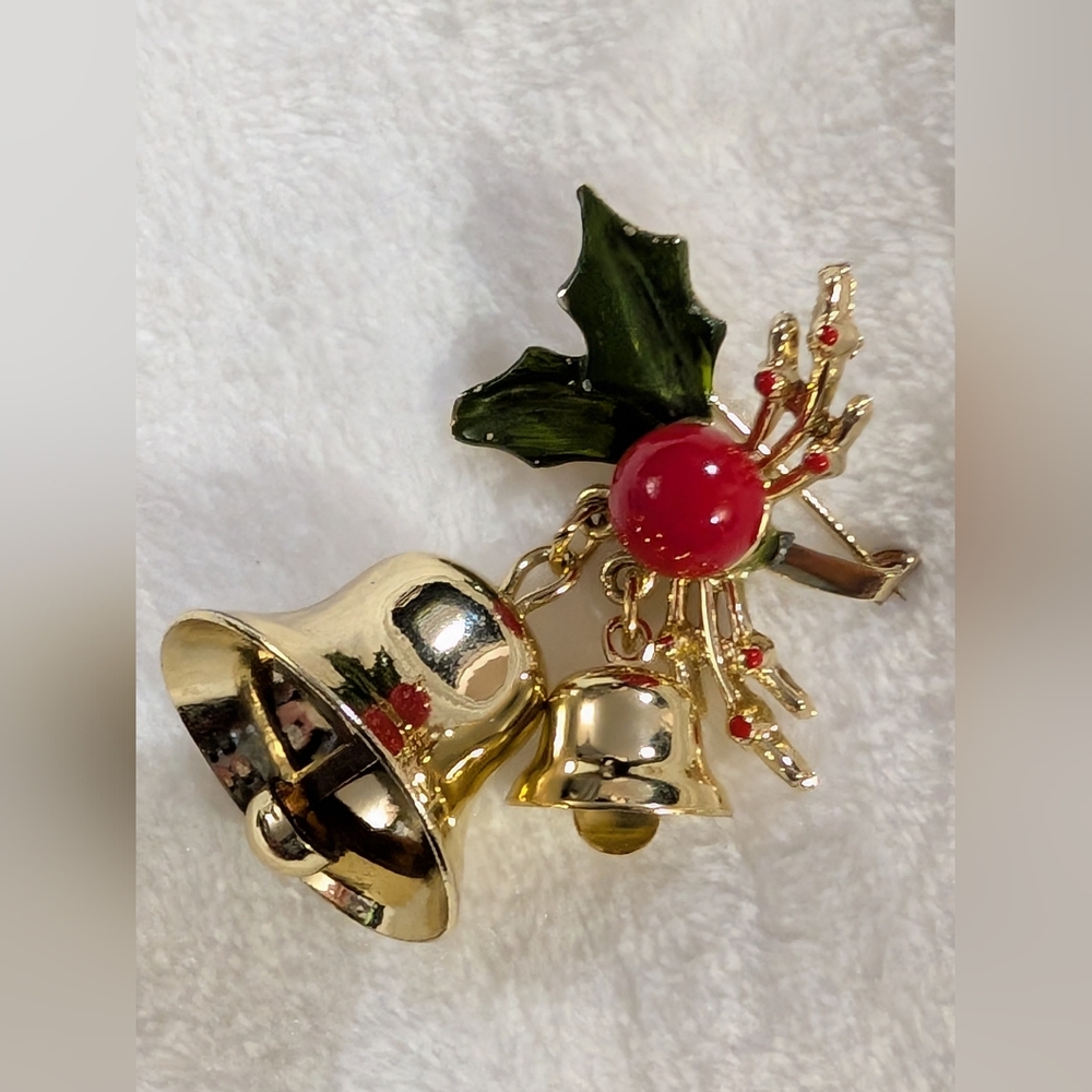Vintage gold tone holly leaf jingle bell Christmas Brooch Pin